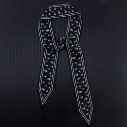 Foulard cravate homme ou femme  des têtes de mort 100% soie noir