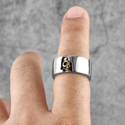 Bague pour hommes en acier inoxydable 316L tête de mort cachée couleur argent et or en situation