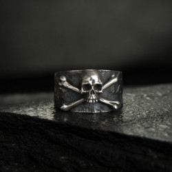 Bague  crâne de Pirate en relief vue côté