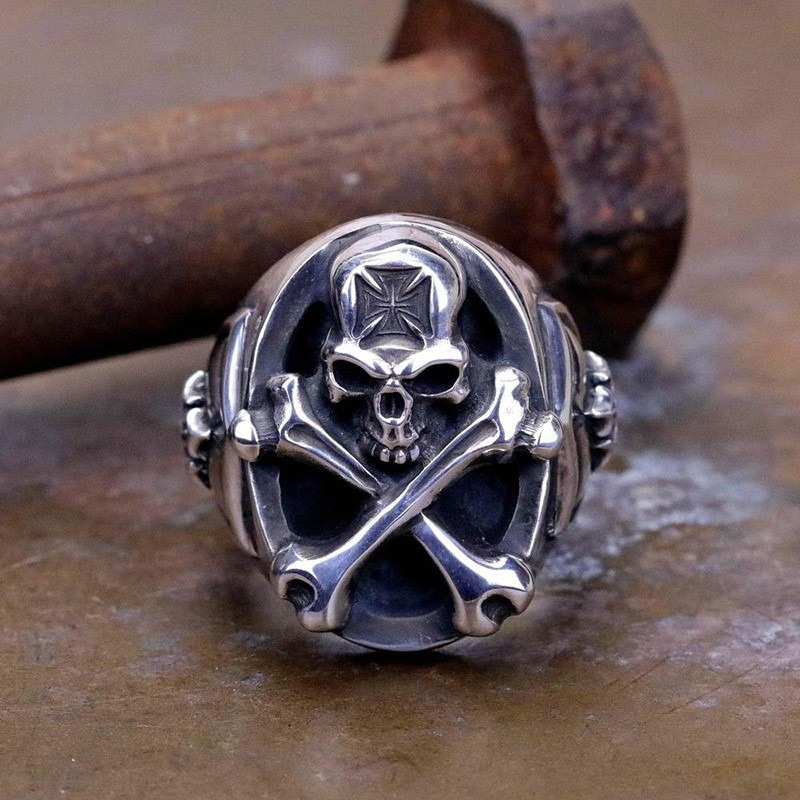 Bague Pirate avec os croisés crâne avec croix de fer