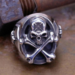 Bague Pirate avec os croisés crâne avec croix de fer vue dessus