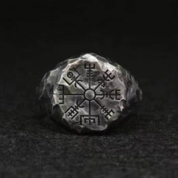 vue face de la Bague Viking en acier inoxydable motif boussole Viking Runic