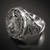 vue côté de la Bague Viking en acier inoxydable forme de tête de loup scupltée pour hommes