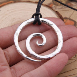 Collier Viking en spirale, en fer forgé à la main avec cordon de cou en cuir réglable - vue arrière