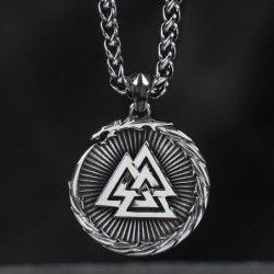 Collier Viking Valknut Rune vue proche