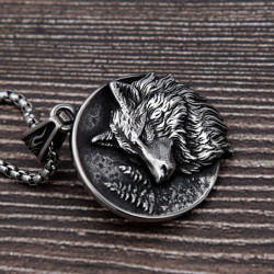 Détails collier  tête de loup Viking en acier inoxydable