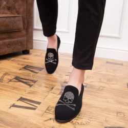 Chaussure tête de mort mocassins en cuir pour hommes Motif Jolly Roger vue en marche