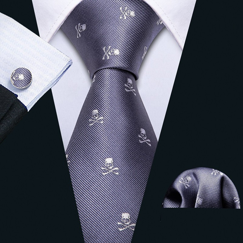 Lot cravate tête de mort et boutons de mancehtte pour homme motif crâne et os croisé marron vue cravate model 2