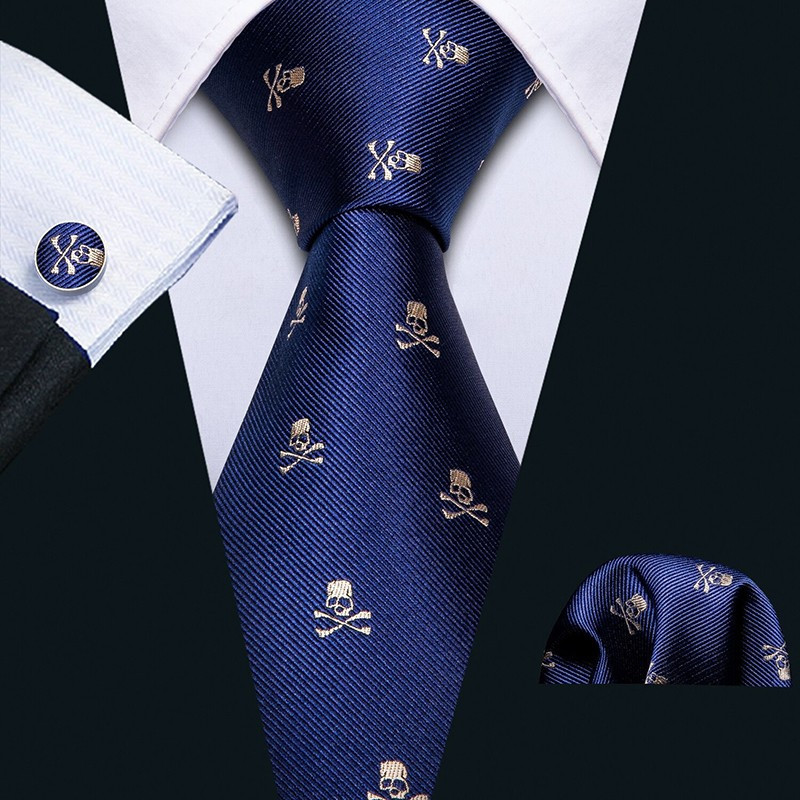 Lot cravate tête de mort et boutons de mancehtte pour homme motif crâne et os croisé marron vue cravate model 3