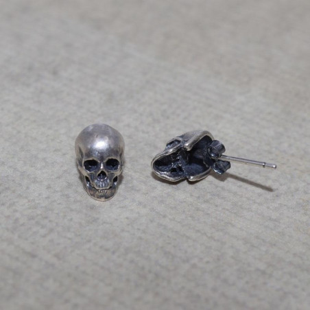 Boucles d'oreilles crâne rétro couleur argent vue arrière