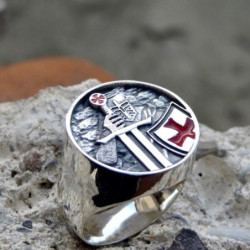 Bague Templier avec croix rouge et épée chevalier vue face