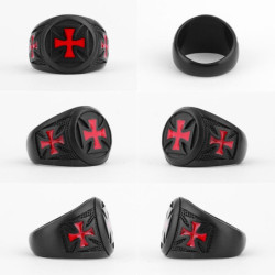 Bague Templier entièrement noir avec croix des templiers rouge en acier inoxydable vue proche