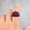 Bague Templier entièrement noir avec croix des templiers rouge en acier inoxydable vue face