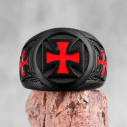vue complète de la Bague Templier noir croix des templiers acier inoxydable 316 L