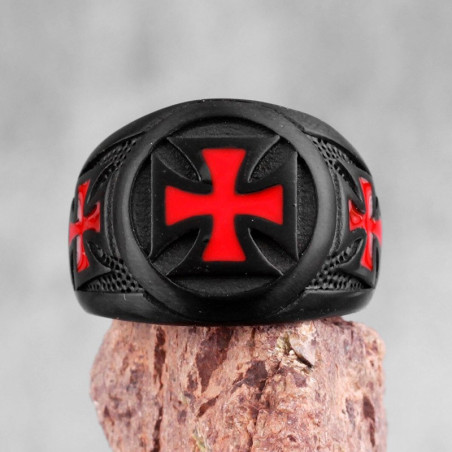 vue complète de la Bague Templier noir croix des templiers acier inoxydable 316 L