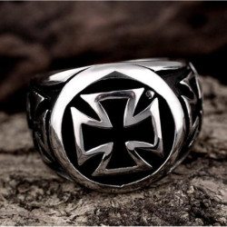 Bague Templier avec croix sculptée !