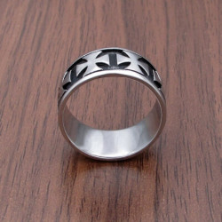 Bague Templier avec multiples croix chevaliers sur fond noir vue dessus