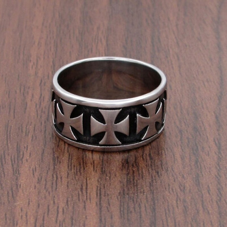 Bague Templier avec multiples croix chevaliers sur fond noir