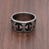 Bague Templier avec multiples croix chevaliers sur fond noir