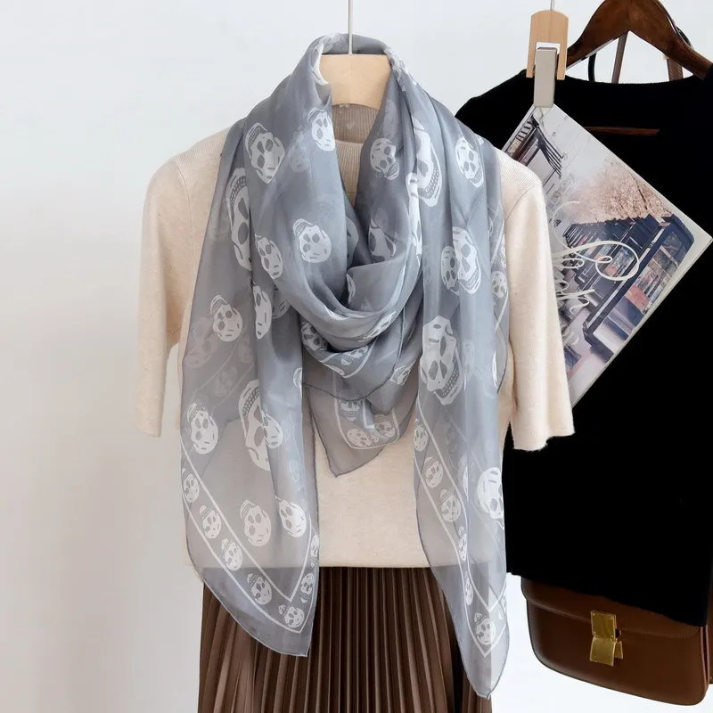 Châle motifs crânes 100% véritable mousseline de soie - gris