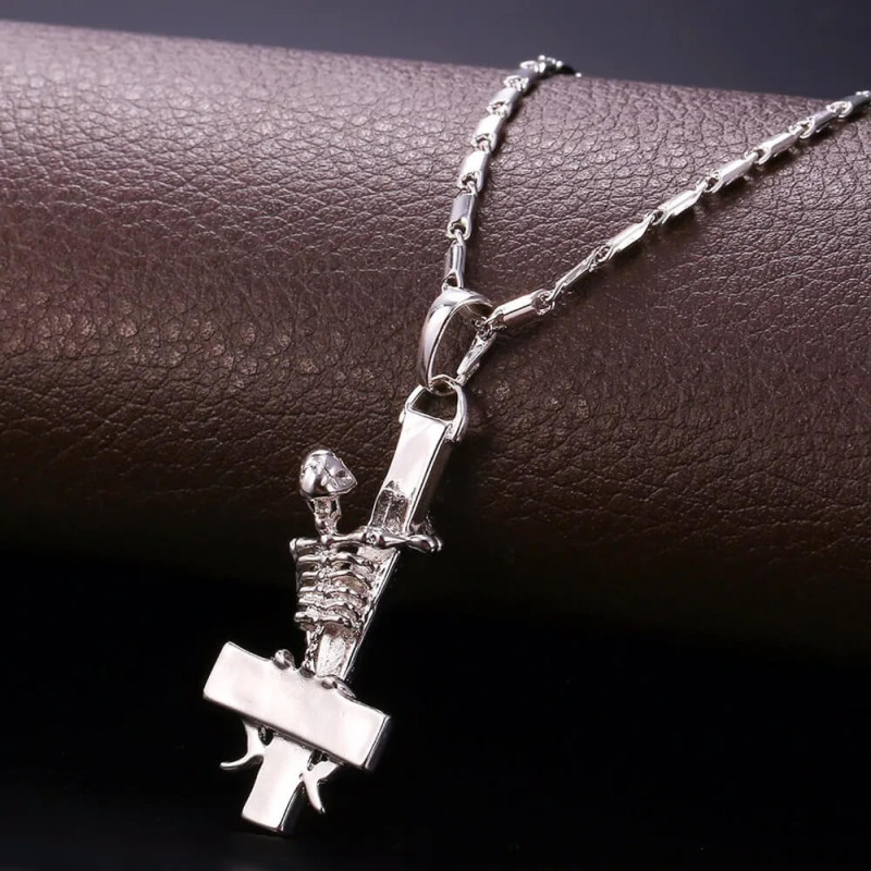 Collier gothique Croix de saint Pierre avec crâne Squelette - couleur argent vue complète