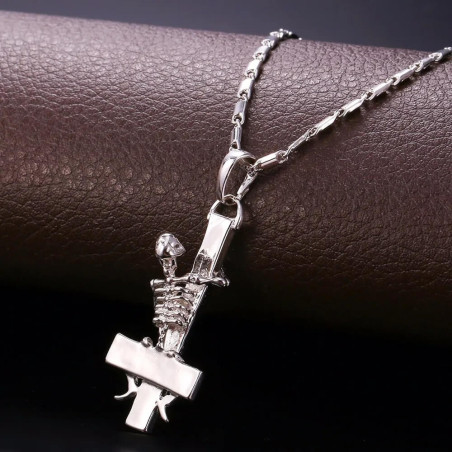 Collier gothique Croix de saint Pierre avec crâne Squelette - couleur argent vue complète