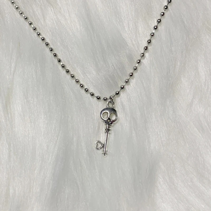 Pendentif Tête de Mort Gothique Crâne clé du Coeur