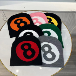 Bonnet en Tricot avec Boule de Billard Numéro 8