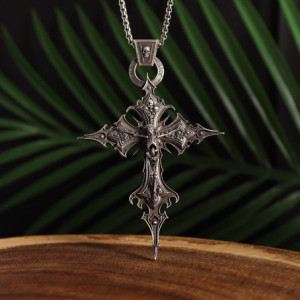 Magnifique Pendentif Collier Tête de Mort Gothique "Croix Sombre" Corps Squelette Crucifié