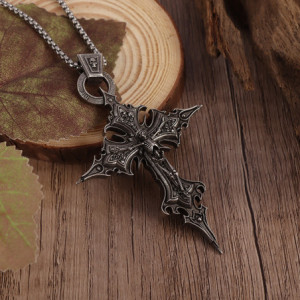 Vue complète Pendentif Collier Tête de Mort Gothique "Croix Sombre"