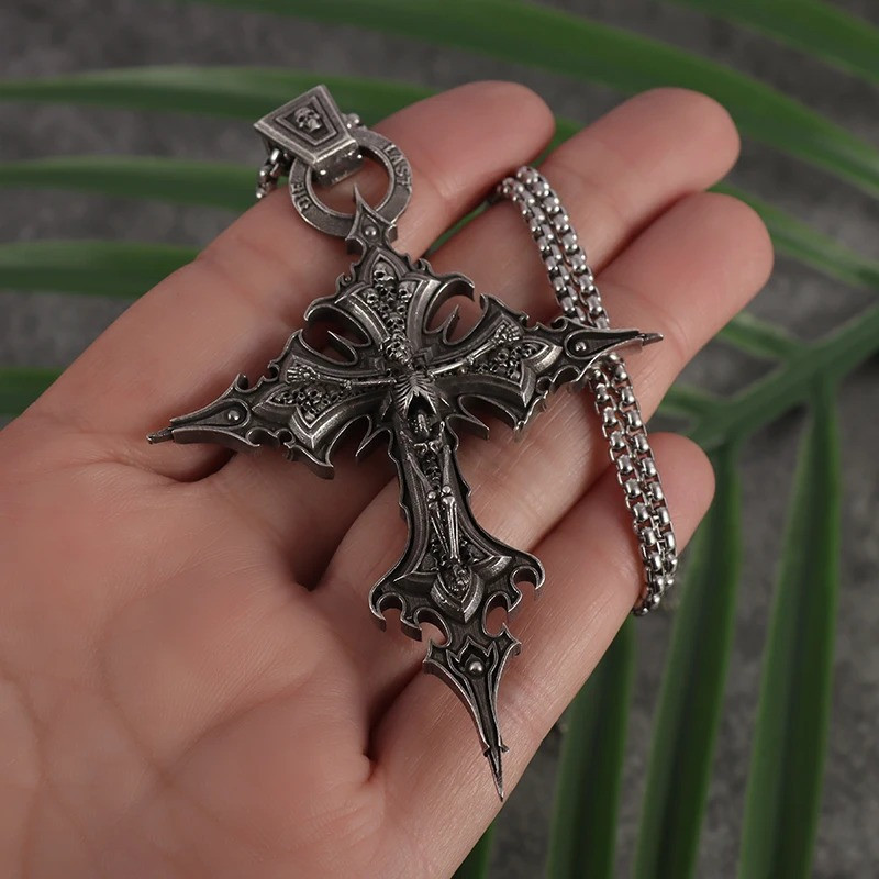 Vue portée du Pendentif Collier Tête de Mort Gothique Croix Sombre