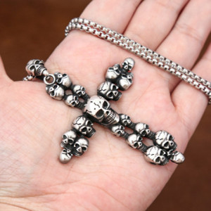 Vue détaillée du Pendentif Collier Croix Skull - Tête de Mort