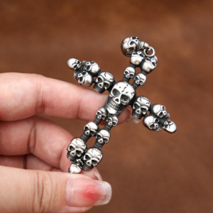 Vue complète du Pendentif Collier Croix Skull - Tête de Mort