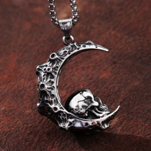 vue côté Pendentif Collier Tête de Mort Crâne Croissant de Lune