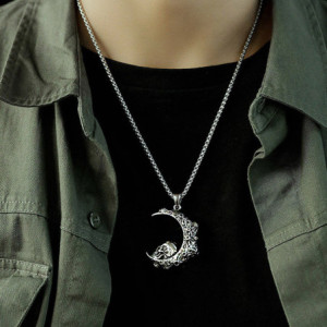 Vue portée du Pendentif Collier Tête de Mort Crâne Croissant de Lune