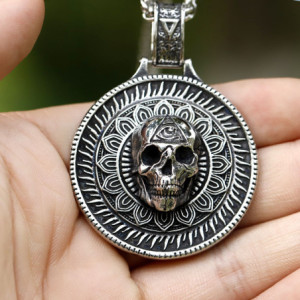 vue face Pendentif Collier Tête de Mort "All-Seeing Skull"