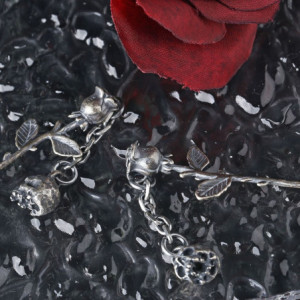 Vue complète du Pendentif Collier Tête de Mort "Rose Noire"