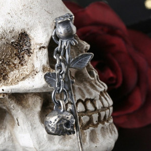 Vue côté du Pendentif Collier Tête de Mort "Rose Noire"