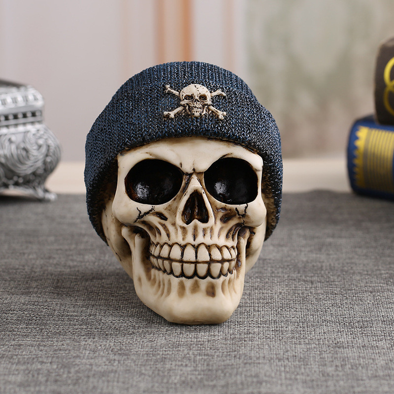 Vue face Tête de Mort Résine Marin Pirate avec Bonnet en Tricot Bleu