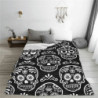 Plaid tête de mort crâne noir Santa Muerteen flanelle sur lit