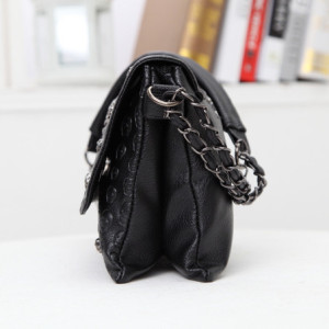 Vue côté du Sac à Main Tête de Mort Pirate Strass et Rivets Skull