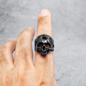 Vue portée de la Bague Tête de Mort Crânes Creusés Skull Goth