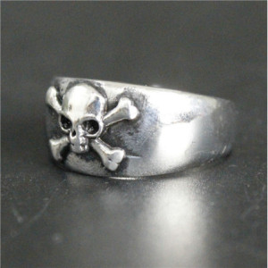 Vue côté de la Bague Tete de Mort Skull Pirate Jolly Rogerss