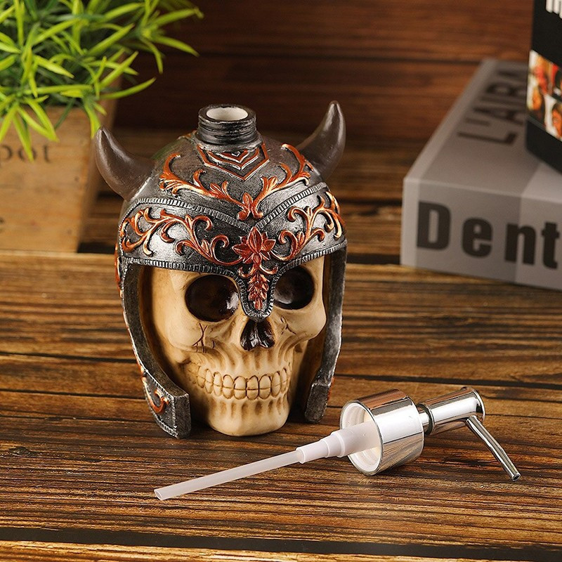 Distributeur de savon liquide en forme de tête de mort en résine rechargeable - modèle 2 en situation