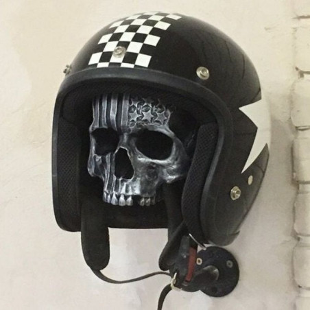 Support mural tête de mort pour casque, chapeau ou casquette - modèle 2 in situ
