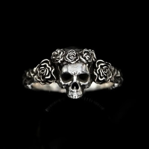 Vue face de la  Bague Tete de Mort Crâne et Roses - Ajustable !