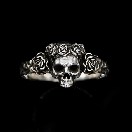 Vue face de la  Bague Tete de Mort Crâne et Roses - Ajustable !