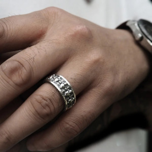 Vue protée de la Bague Tete de Mort Motard Crâne et Fleurs de Lys