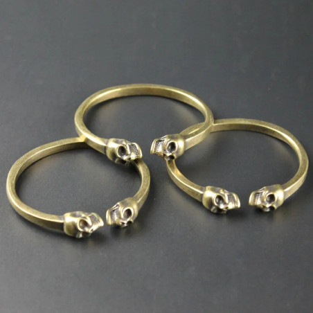Vue complète du Bracelet Tête de Mort ouvert avec Double Crâne Punk Rock