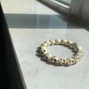 Vue complète du Bracelet Tête de Mort perlés de Crânes